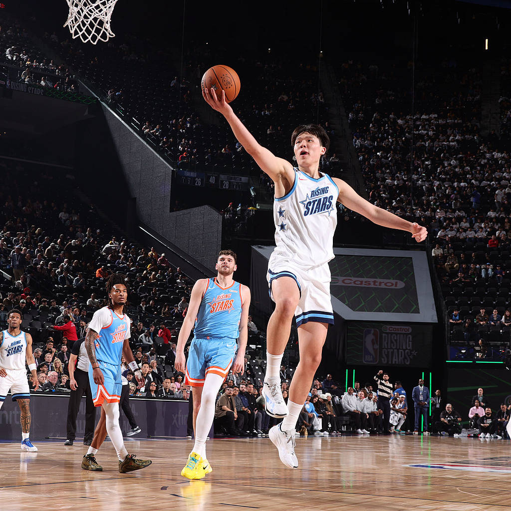 杨瀚森新秀赛8分钟超惊艳 尴尬一场游全赖队友自私？